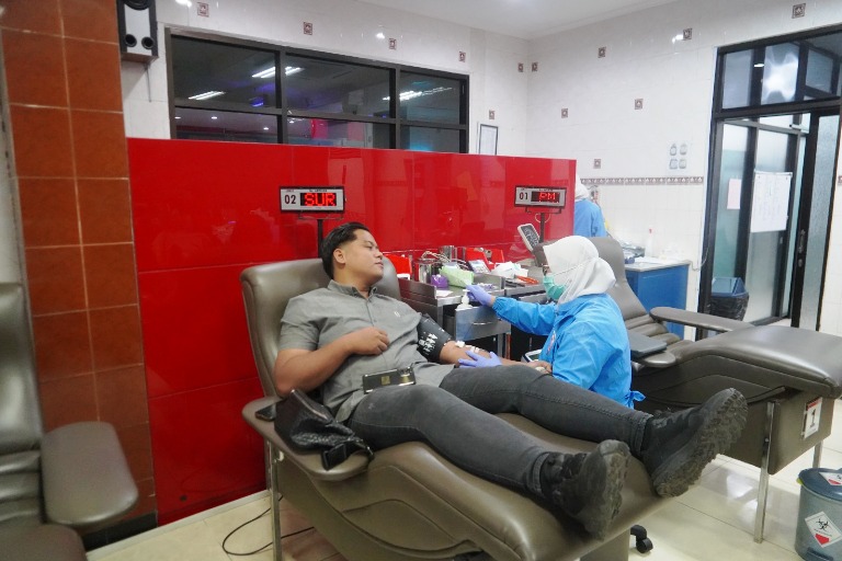 Sambut Hari Jadi Ke-74 Humas Polri, Polres Pelabuhan Tanjung Perak Gelar Aksi Donor Darah