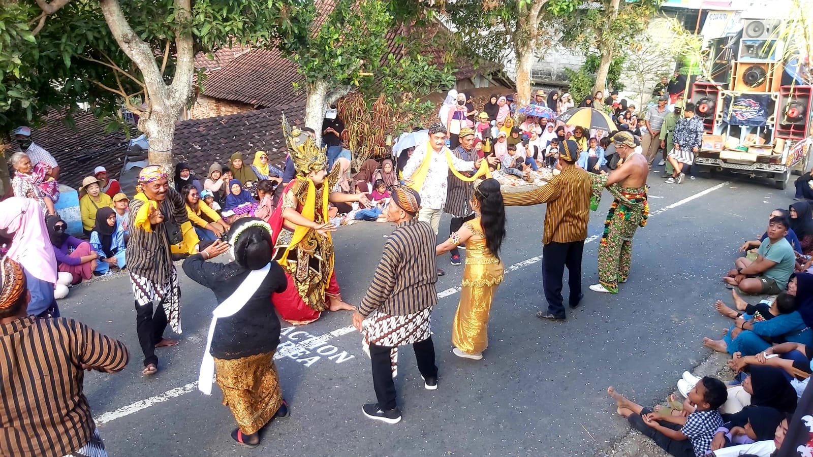 Memperingati HUT Ke- 79 RI, Pawai Desa Tugu Angkat Seni Budaya Kearifan Lokal