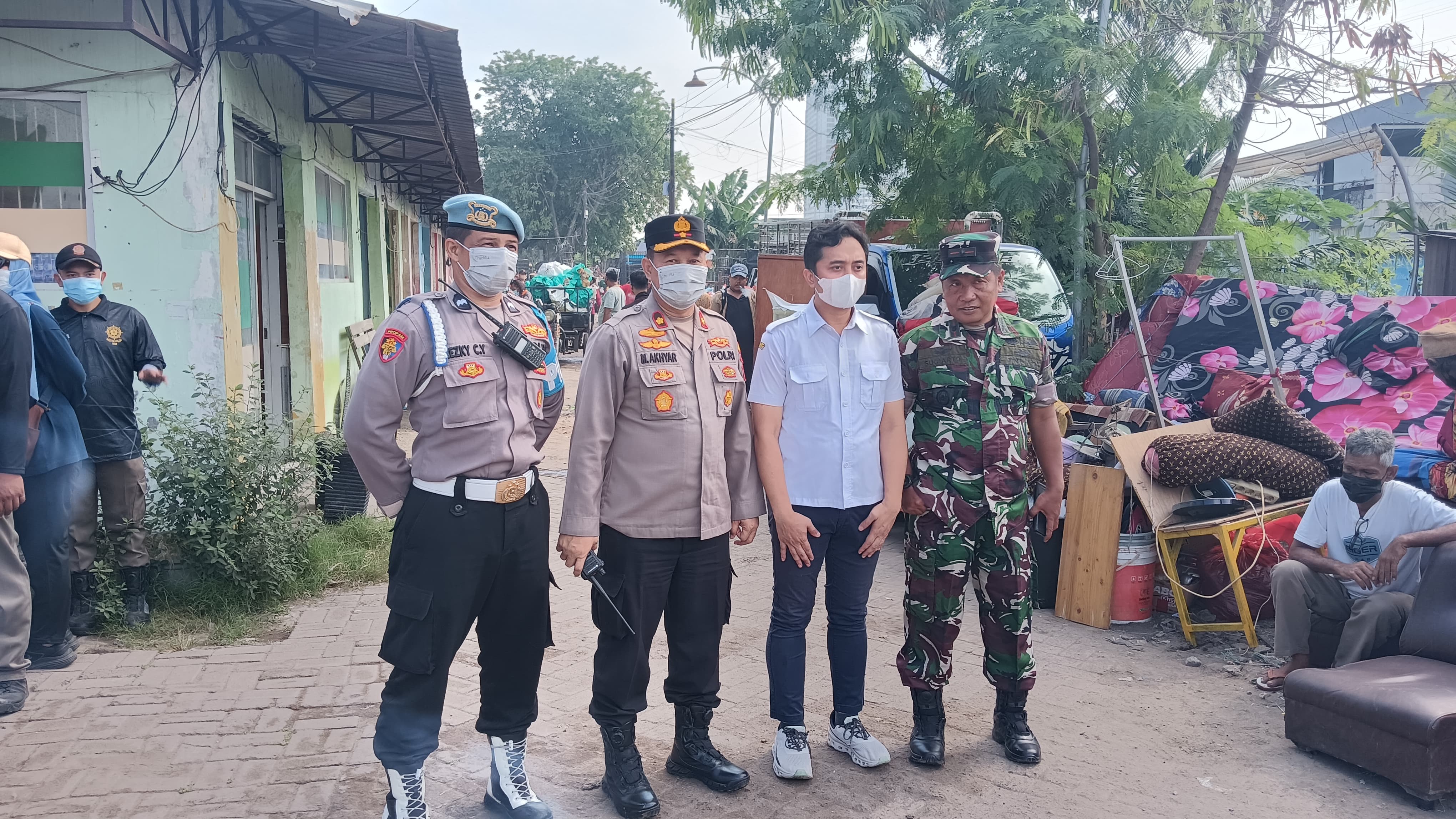 Pasar Simorejo Timur Ditertibkan, Polsek Sukomanunggal Kawal Pembongkaran 300 Bangunan