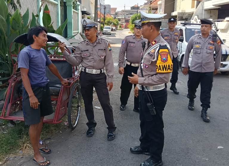 Polsek Sawahan Patroli Pemukiman Ajak Warga dan Sekuriti Jaga Kamtibmas
