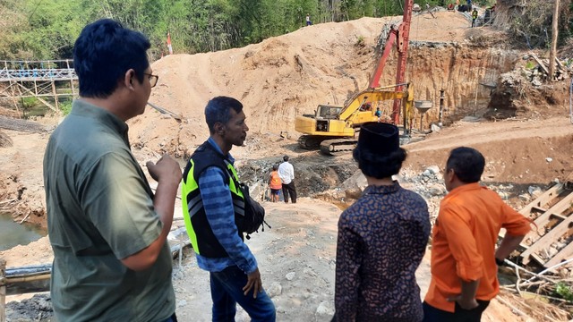 Progres Masih 3 Persen, Komisi III DPRD Kabupaten Blitar  Sidak Pembangunan Jembatan Dawuhan