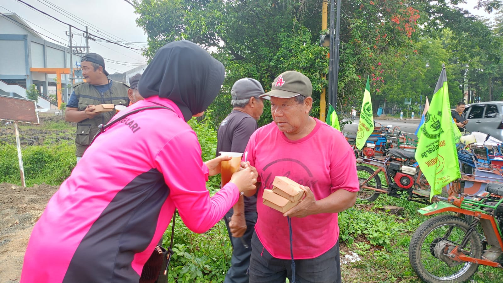 Aksi Kepedulian Polri, Polsek Ngawi Kota Bagikan Makanan ke Tukang Becak