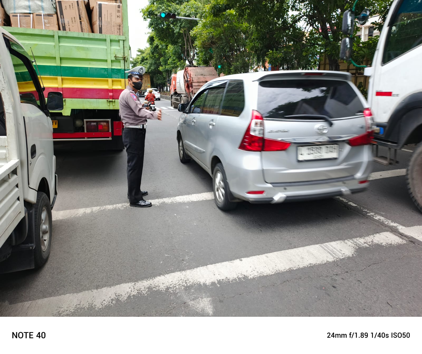 Truk Bongkar Muat di Jalan Raya Sukomanunggal Sebabkan Kemacetan, Polisi Turun Tangan