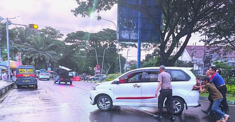 Tertolong Sekring Cadangan Mobil Polisi, Mobil Lansia di Malang Kembali Nyala