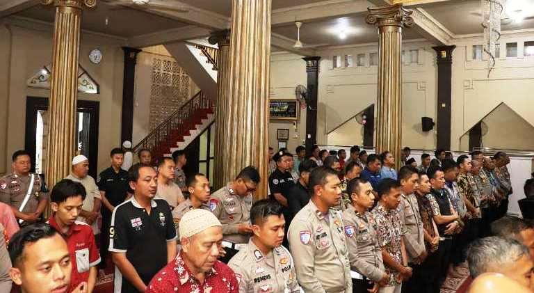 Polres Lamongan Gelar Salat Gaib, Doakan Pengemudi Ojol Affan Kurniawan
