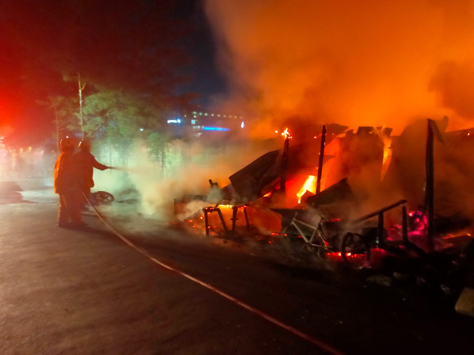 Warung dan Motor Hangus Dilahap Api di Rungkut Surabaya