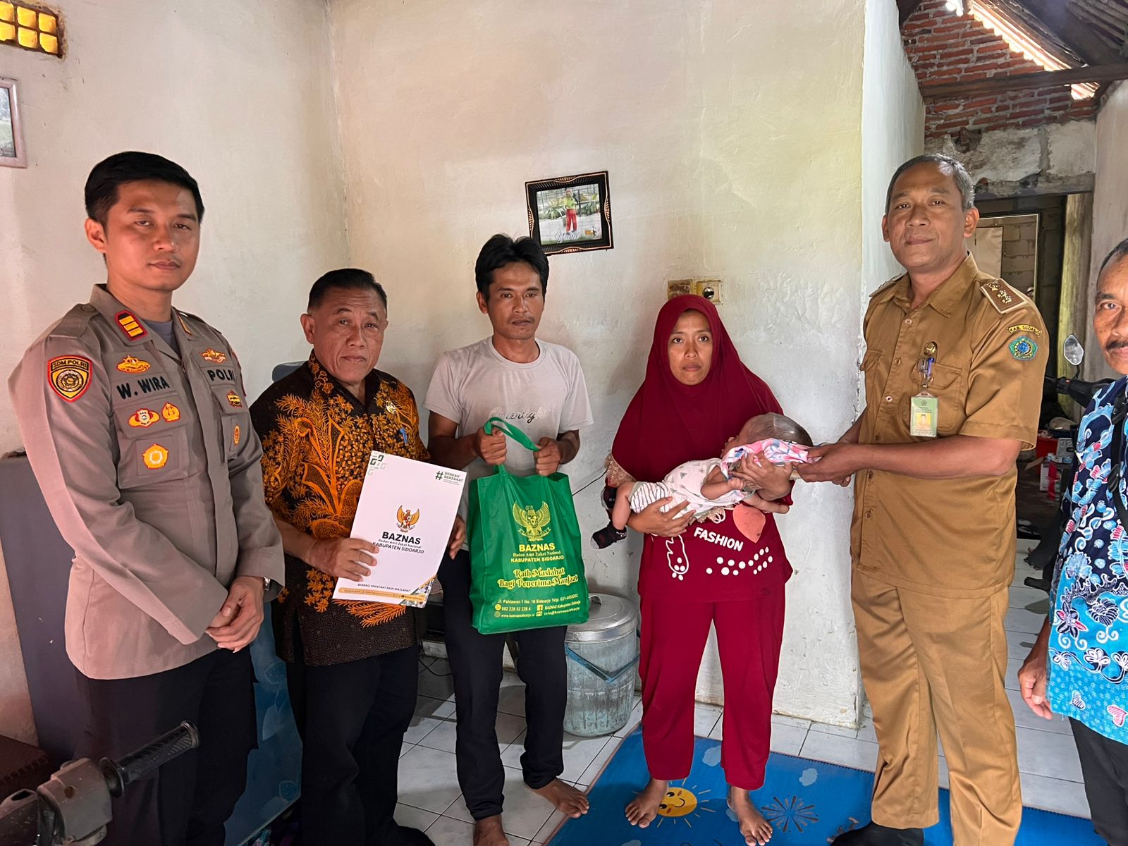 Kapolsek Krembung Salurkan Bansos