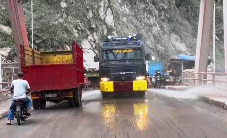 Polres Lumajang Kerahkan Mobil AWC Bersihkan Sisa Lumpur APG Semeru di Jembatan Besuk Koboan