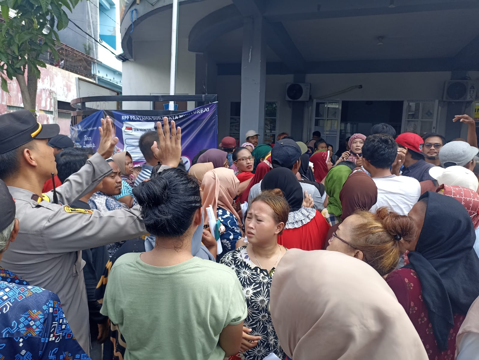 Ratusan Warga Surabaya Terima Beras Gratis, Polisi Amankan Lokasi