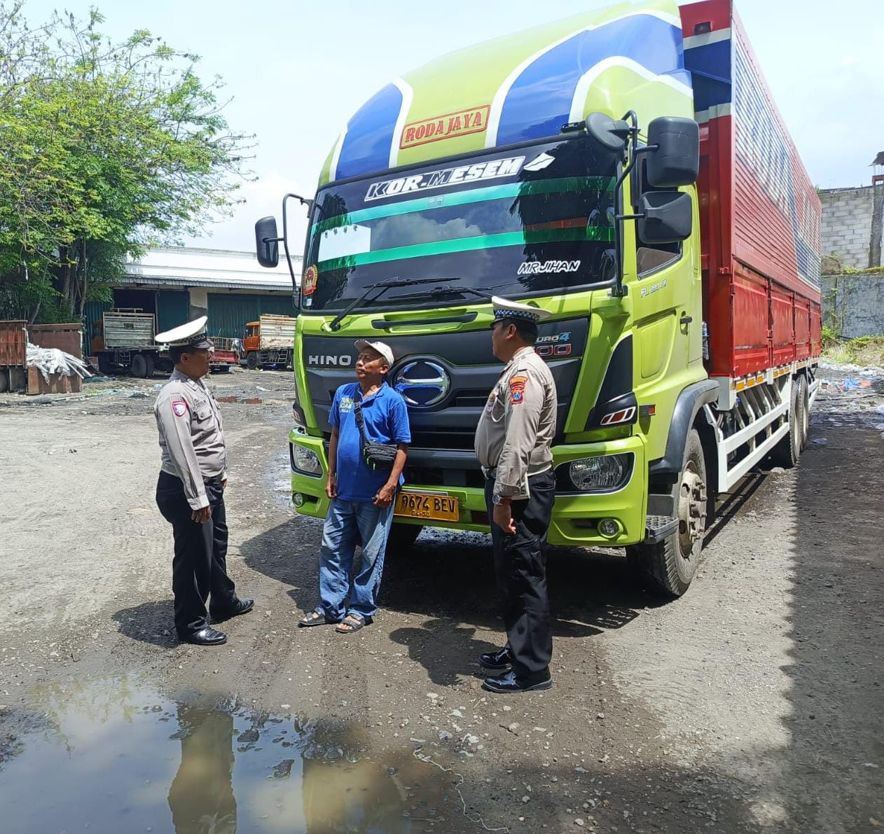 Polsek Benowo Gencarkan Sosialisasi Ops Zebra Semeru 2025, Sasar Pengemudi di Kawasan Industri