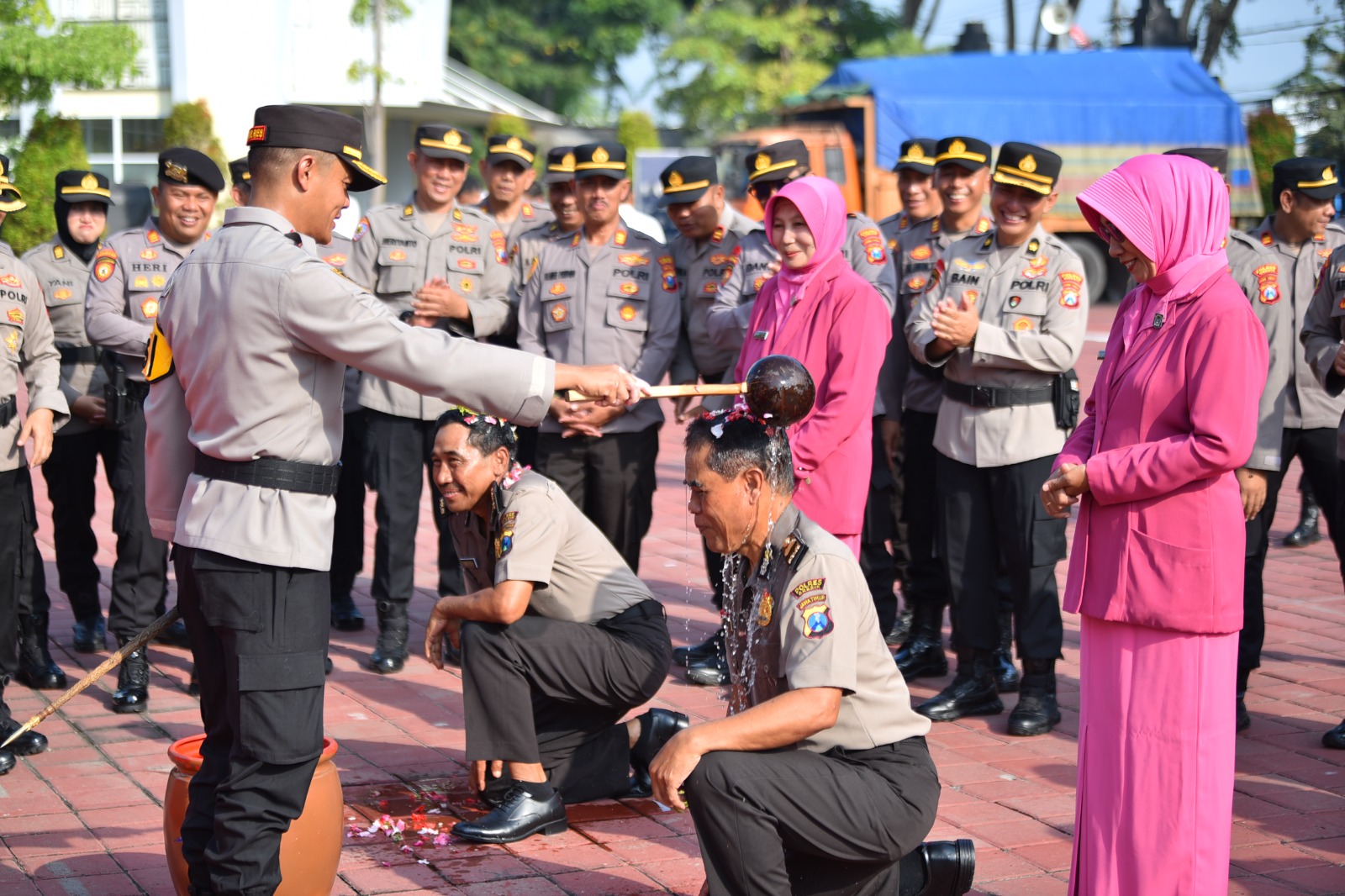 Pengabdian Terbaik, Dua Anggota Polres Gresik Naik Pangkat