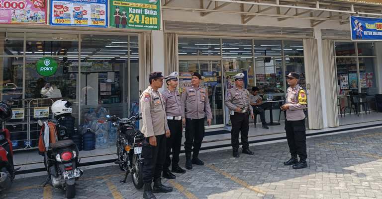 Wonocolo Gelar Patroli Dialogis, Jaga Keamanan Warga Surabaya di Area Pertokoan