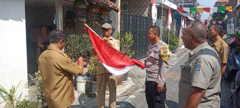 Polsek Tandes Ajak Warga Surabaya Kibarkan Bendera Merah Putih yang Layak