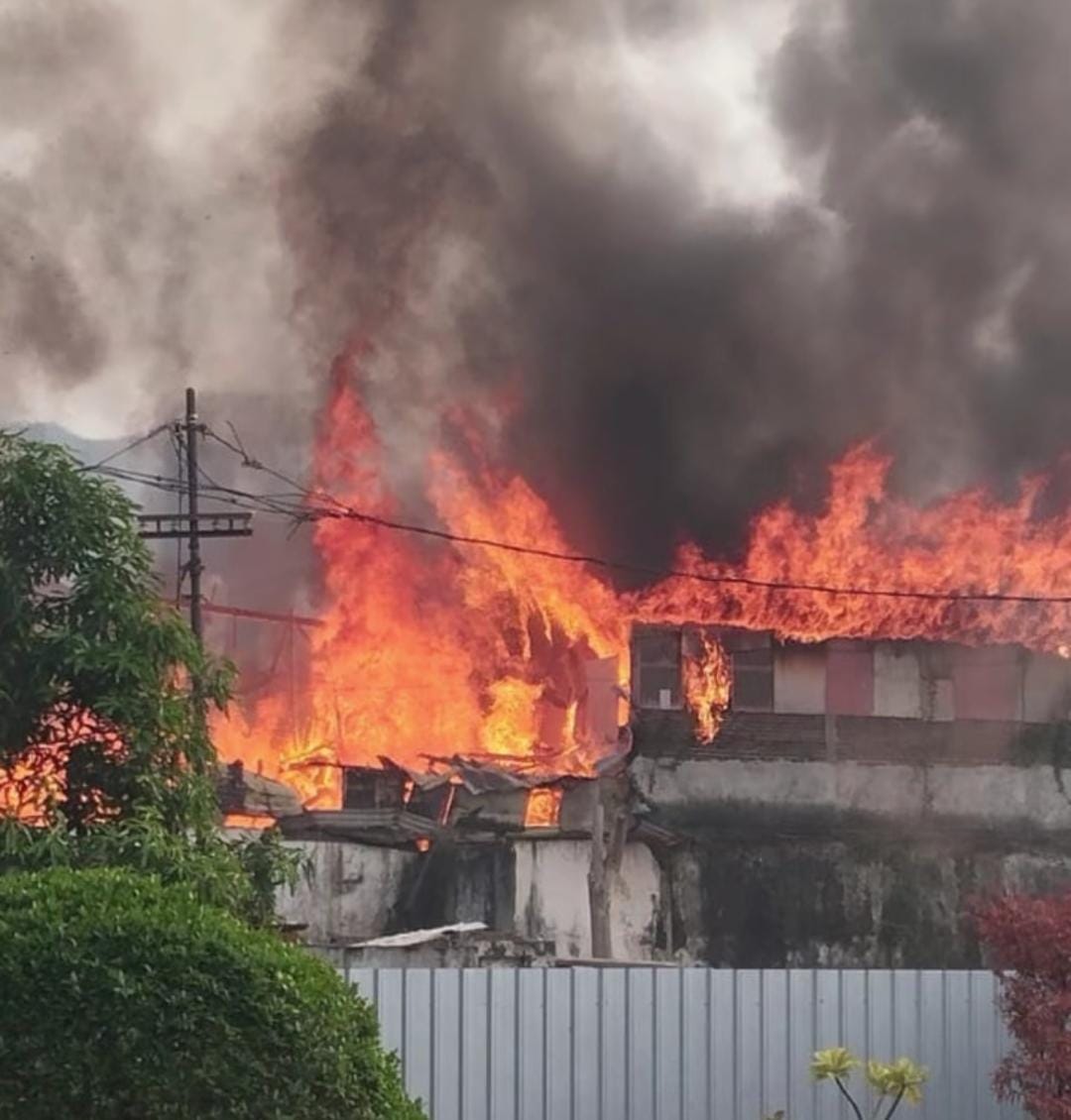 Kebakaran 2 Rumah di Dupak Timur, 1 Orang Tewas Usai Lompat dari Lantai Dua