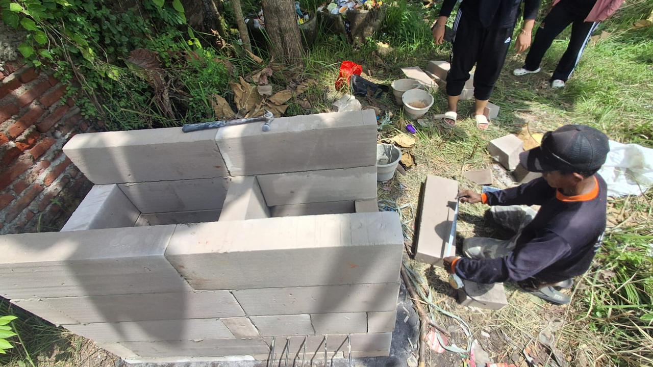 Solusi Minim Asap, Mahasiswa BBK 7 Unair Hadirkan Rocket Stove di SDN 2 Majenang