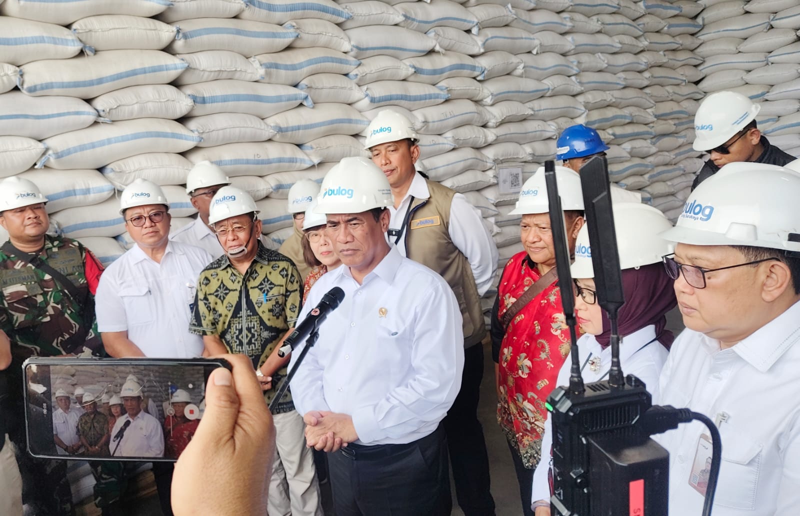 Tak Lagi Impor, Mentan Amran: Stok Beras Melimpah, Gudang Bulog Overload