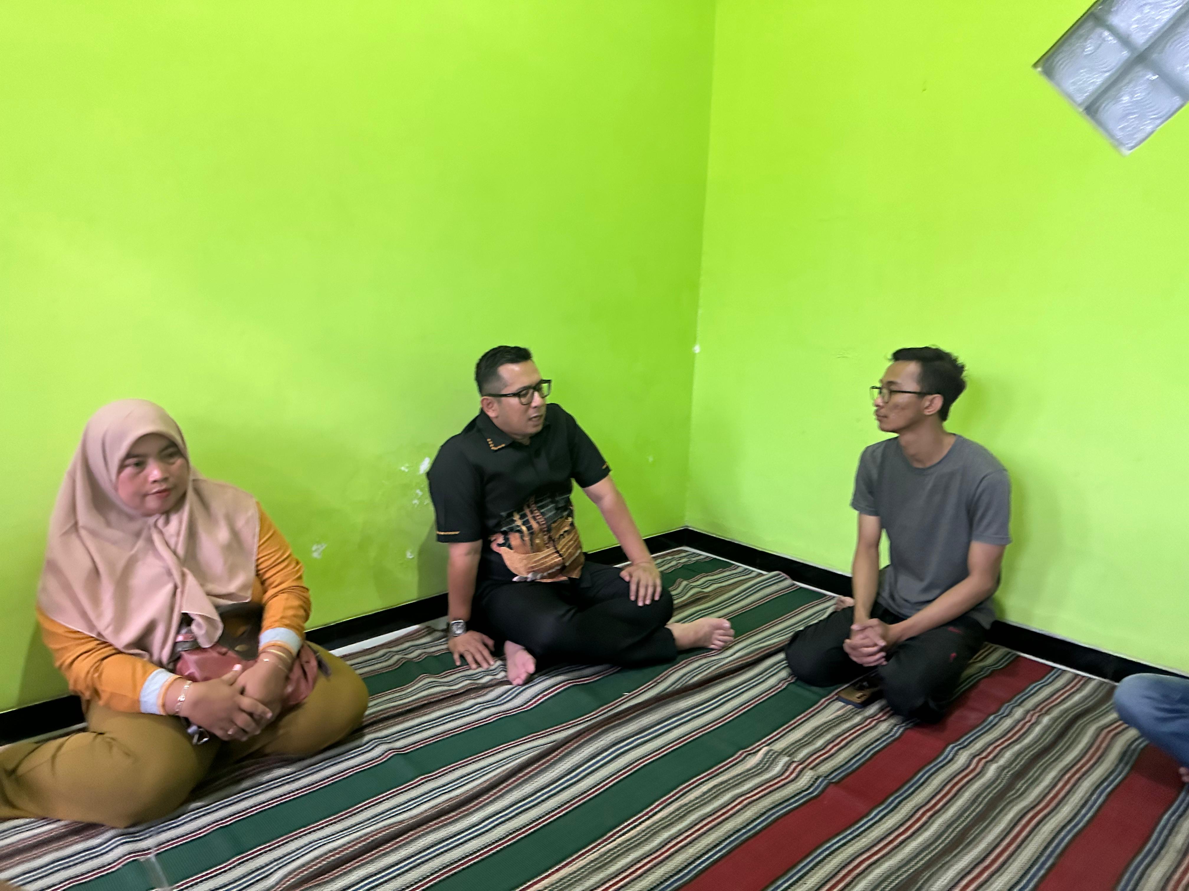 Sambangi Rumah Duka Korban Kecelakaan Laut, Pj Wali Kota Mojokerto Sampaikan Belasungkawa dan Beri Santunan