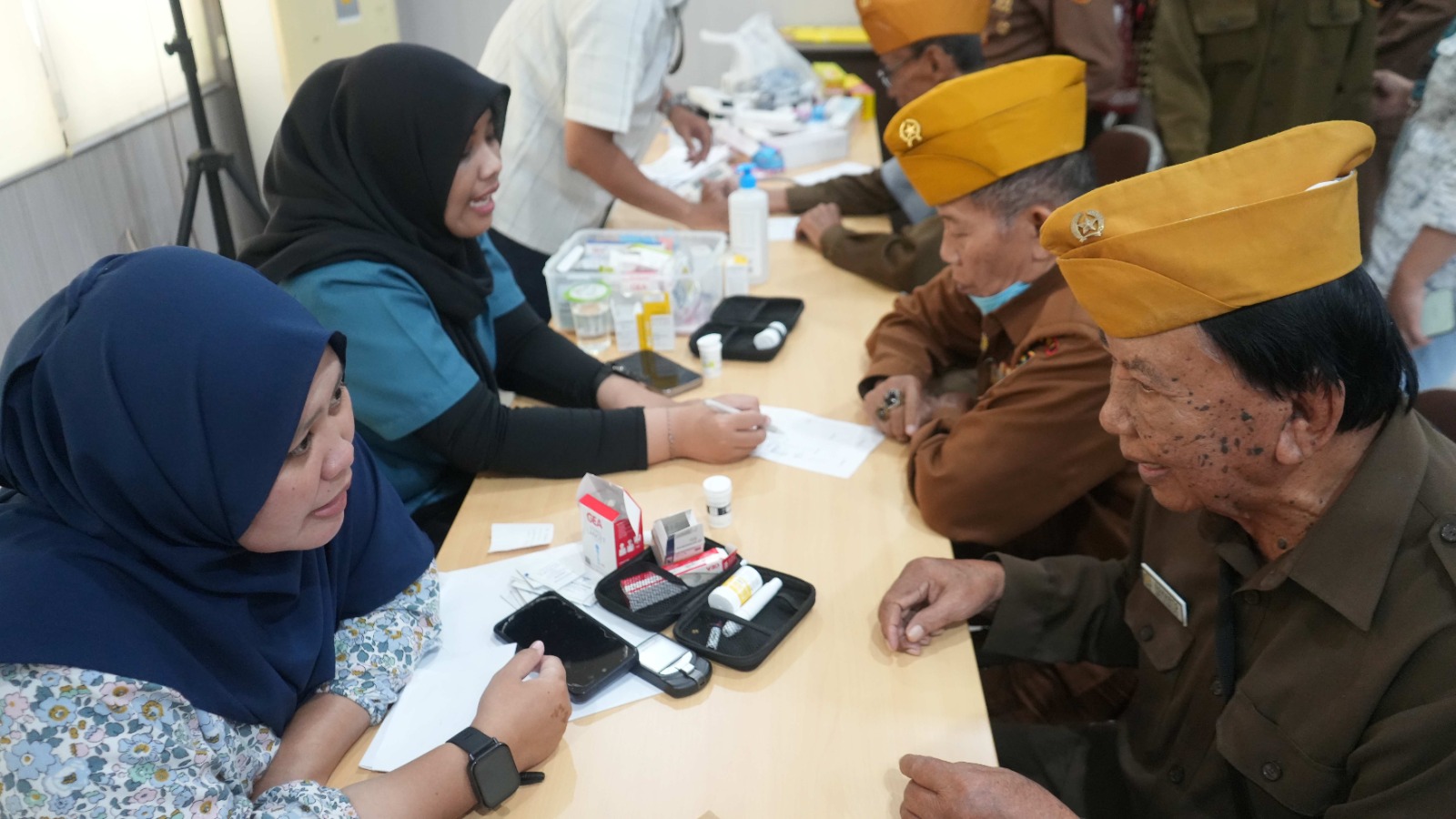 Hari Pelanggan Nasional, PLN UIP JBTB Berbagi Kebahagiaan Bersama Keluarga Veteran
