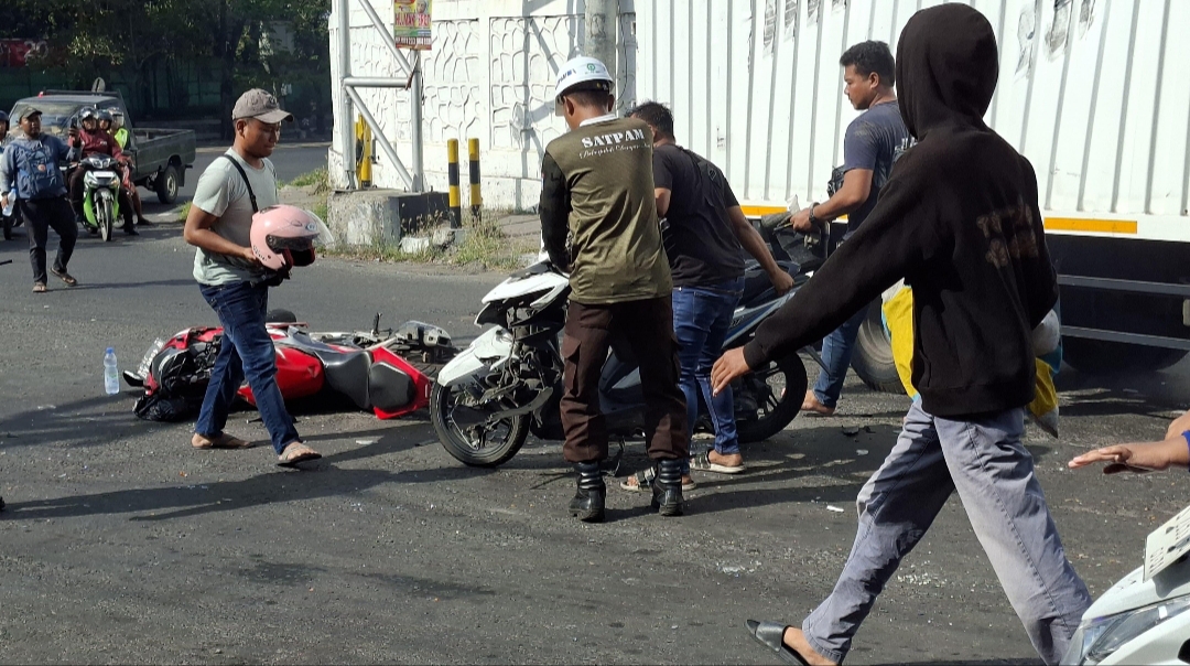 Truk Box Terguling Timpa Dua Motor di Lampu Merah Nippon Paint Gresik, Pengendara Selamat