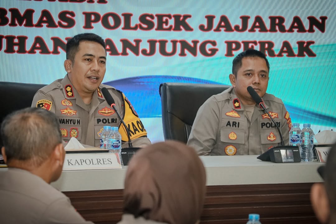Kapolres Pelabuhan Tanjung Perak Bekali Bhabinkamtibmas untuk Penguatan Tugas di Lapangan