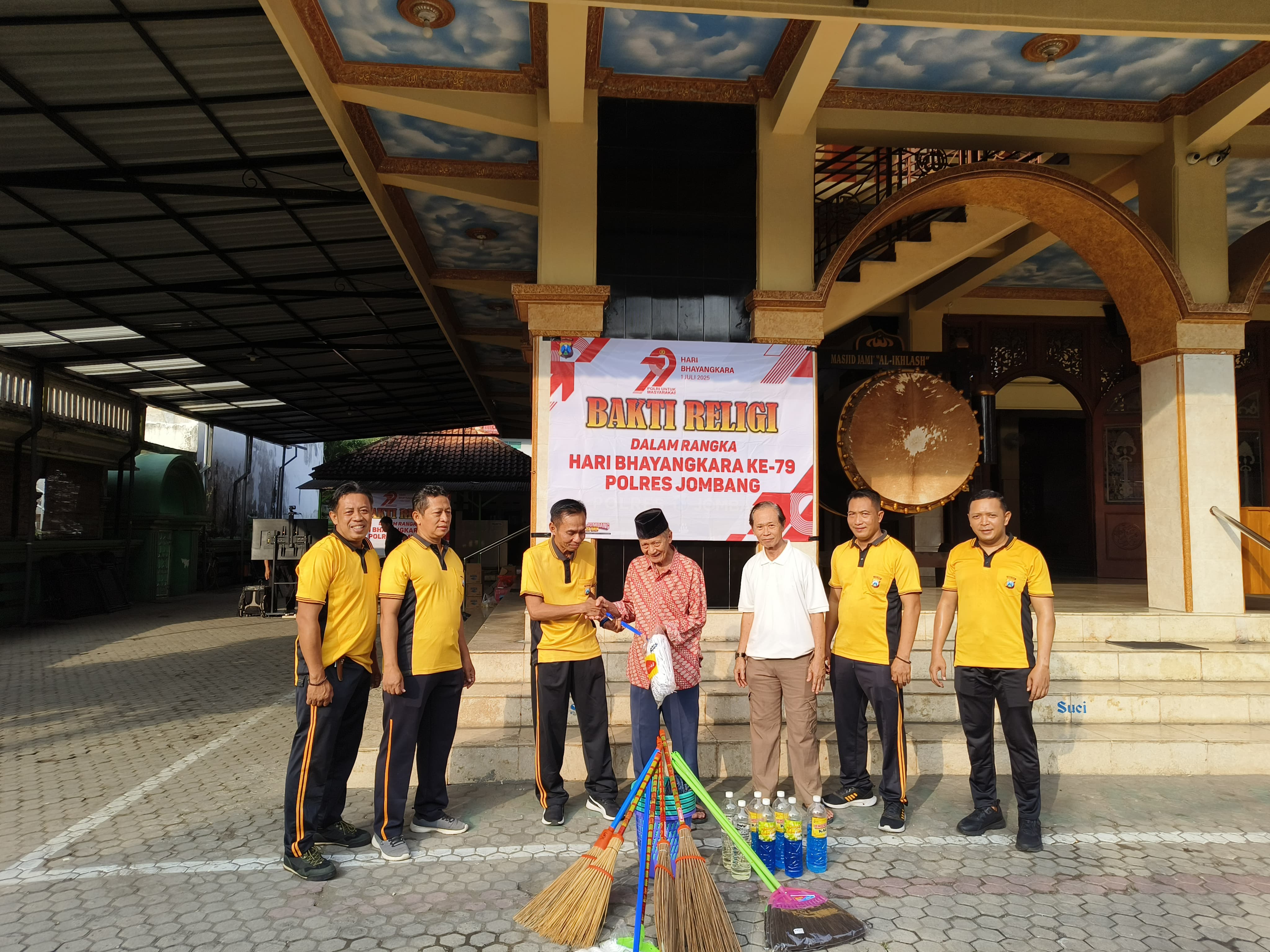 Polres Jombang Gelar Baksos Bersihkan Masjid