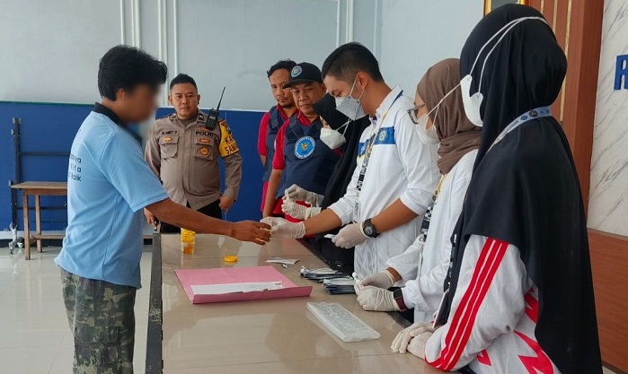 Deteksi Narkoba Ratusan Warga Binaan dan Petugas Rutan Gresik Jalani Tes Urine
