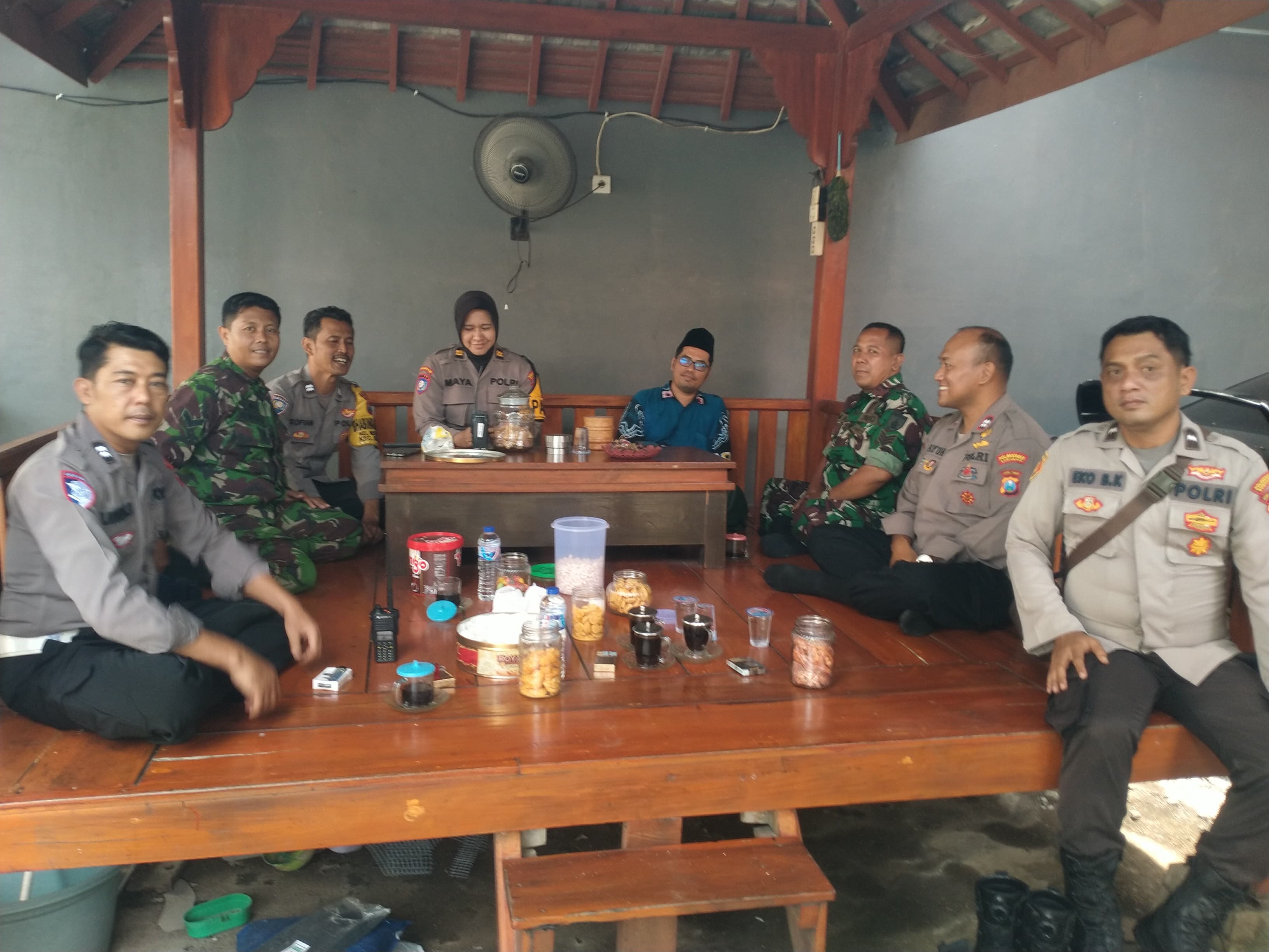 Perkuat Keamanan Wilayah, Polsek Rungkut Patroli Dialogis dan Sosialisasi Call Center 110