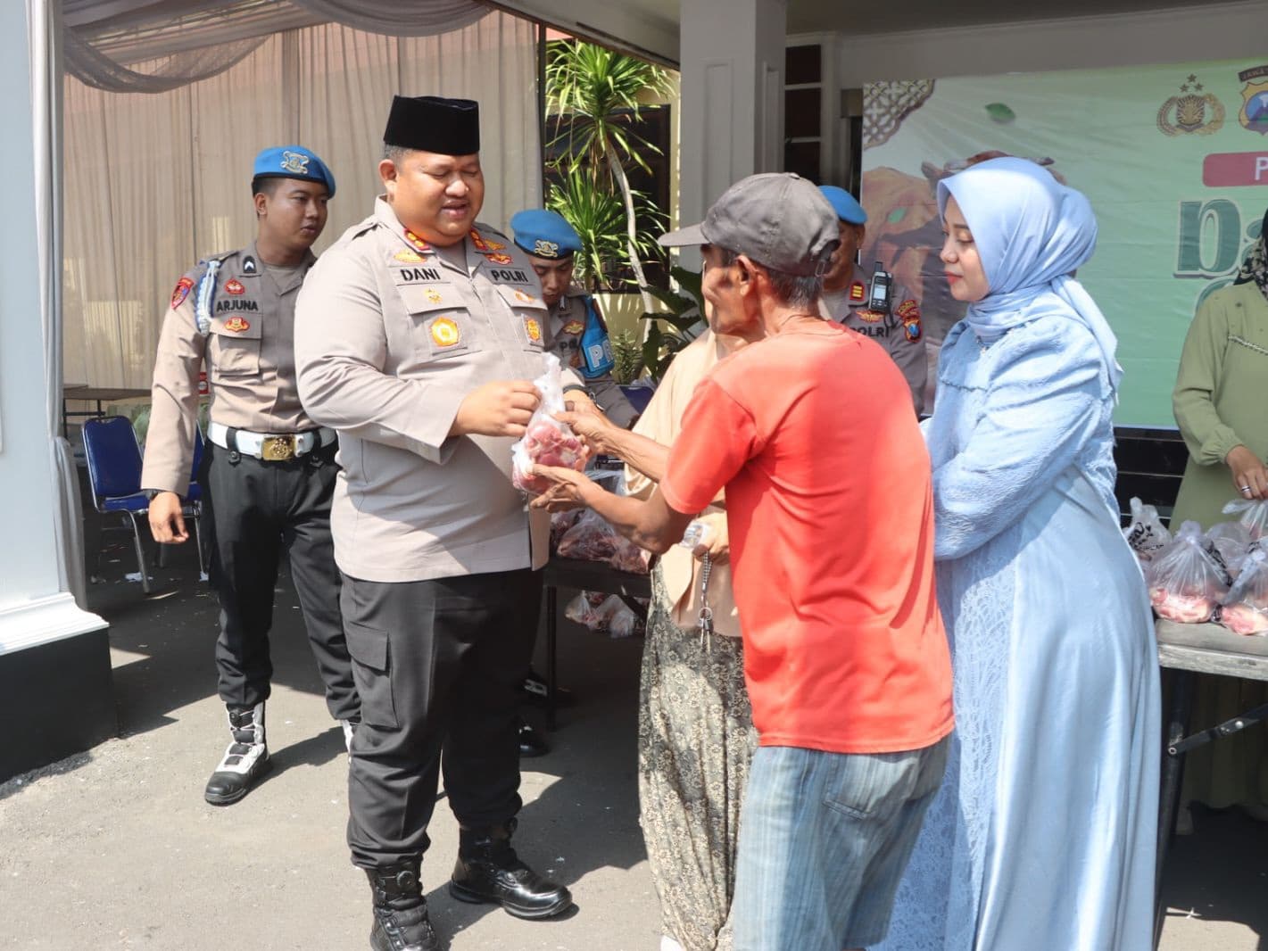 Polres Pasuruan Bagikan Ratusan Paket Daging Kurban untuk Rayakan Iduladha 1446 H