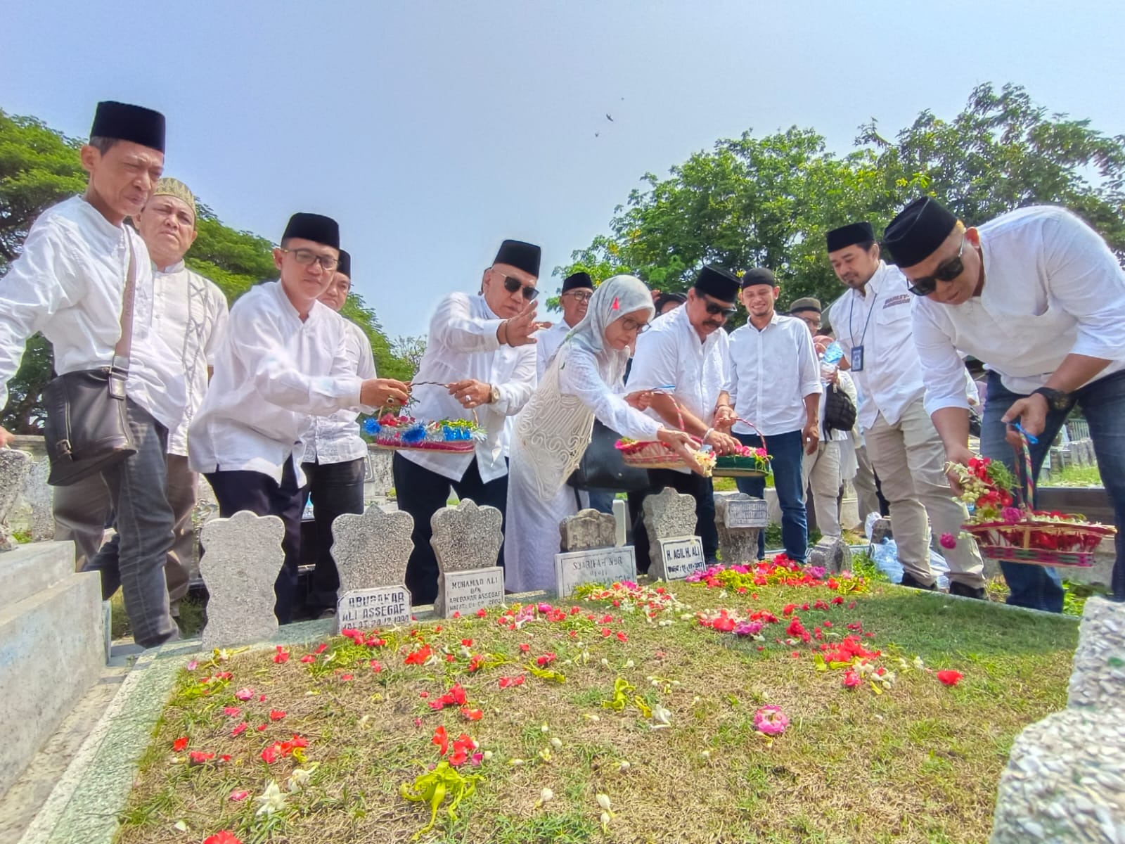 Ziarah Makam Pendiri SKH Memorandum di HUT Ke-55, Semangat Juang dan Dedikasi H. Agil Ali Jadi Obor Perjalanan