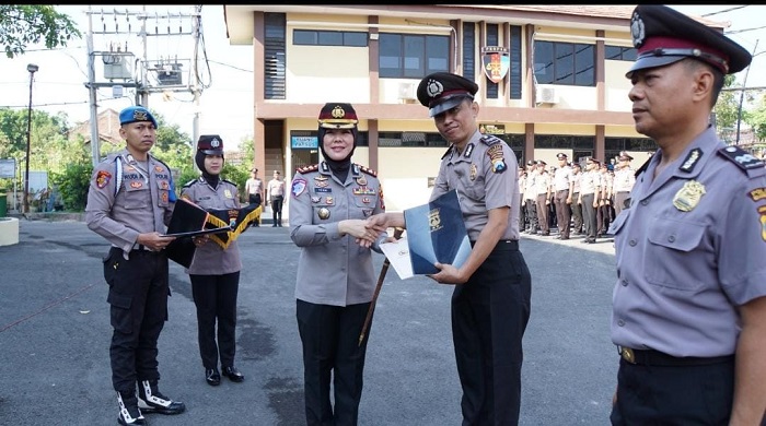 Dua Polisi Bojonegoro Raih Peringkat 1 dan 2 Respons Call Center 110 Tingkat Mabes Polri