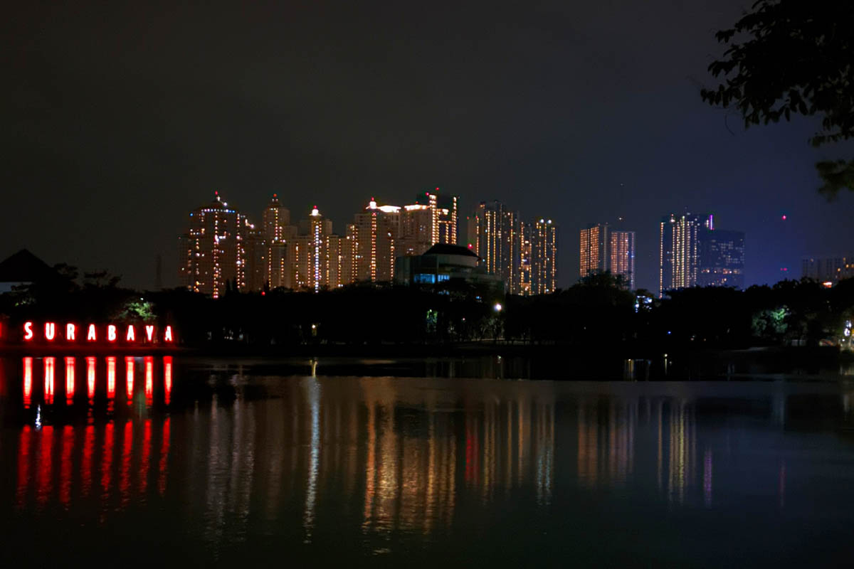 Menikmati Gemerlap City Light Surabaya di Tepian Danau Unesa