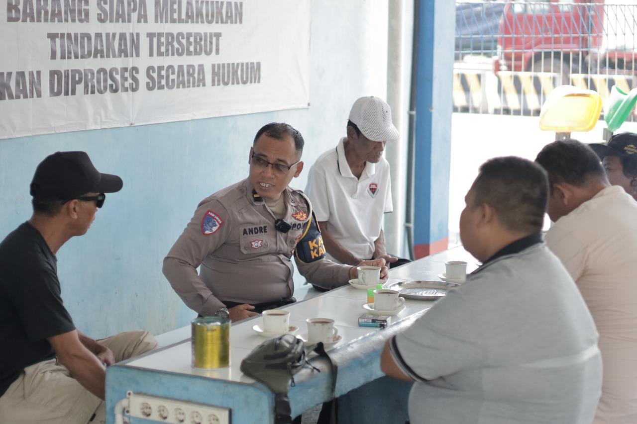 Polantas Menyapa Warga, Satlantas Polres Gresik Edukasi Tertib Berlalu Lintas di Kawasan Pelabuhan