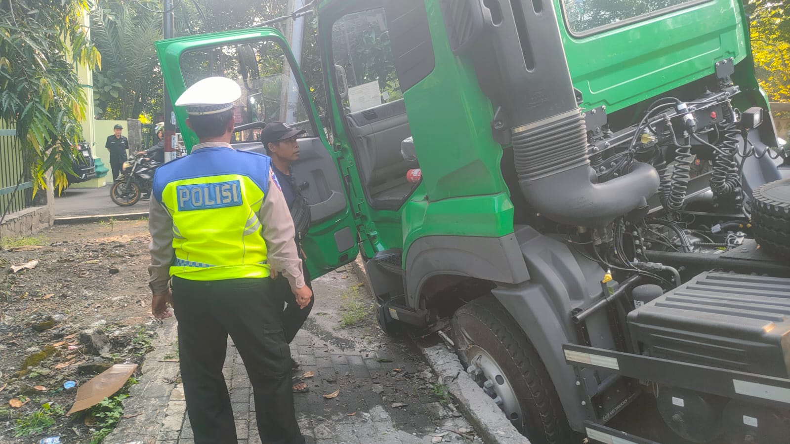 Trailer Muatan Air Terperosok di Selokan Margomulyo Surabaya
