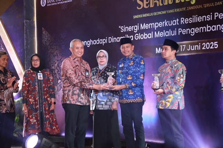 Dinilai Paling Cepat Gunakan KKPD, Wali Kota Wahyu Hidayat Terima Penghargaan TP2DD