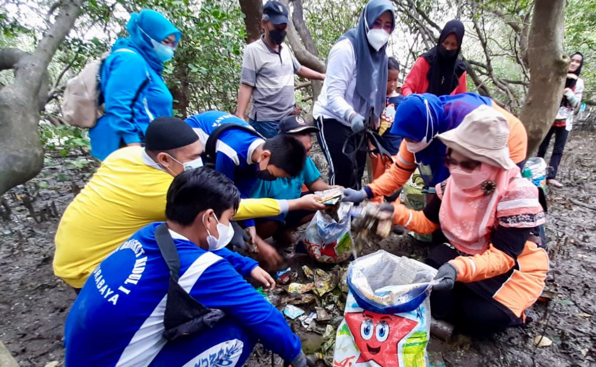 Semakin Bertambah, Eksistensi Sampah Plastik Ancam Mangrove Pamurbaya
