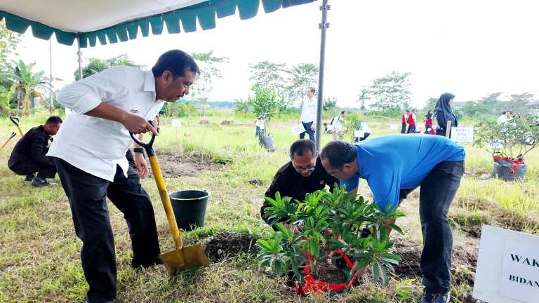 UNEJ Hijaukan Kampus Vokasi Jubung, Tanam 535 Pohon Produktif dalam Program Agroforestry