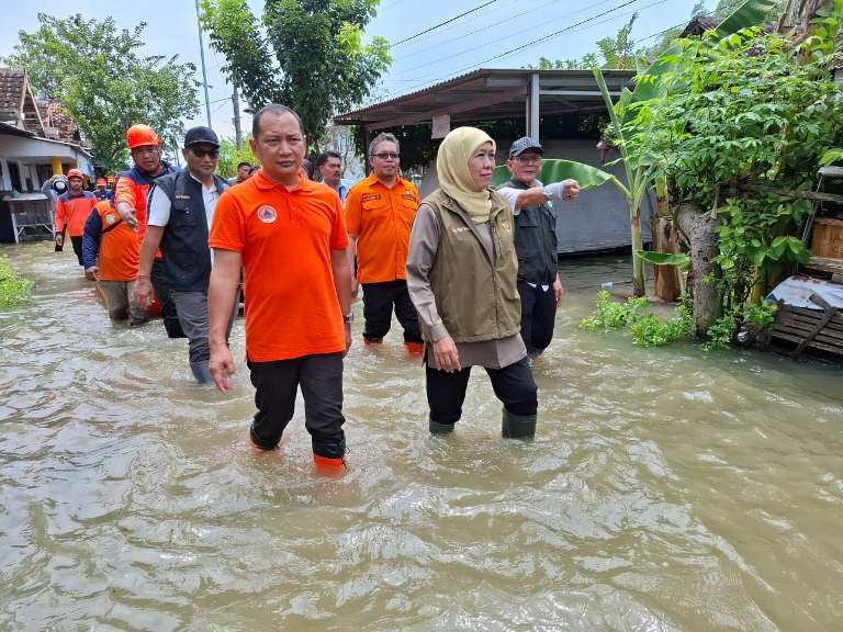 Khofifah Tinjau Banjir Rejoso Pasuruan dan Siapkan Solusi Jangka Panjang