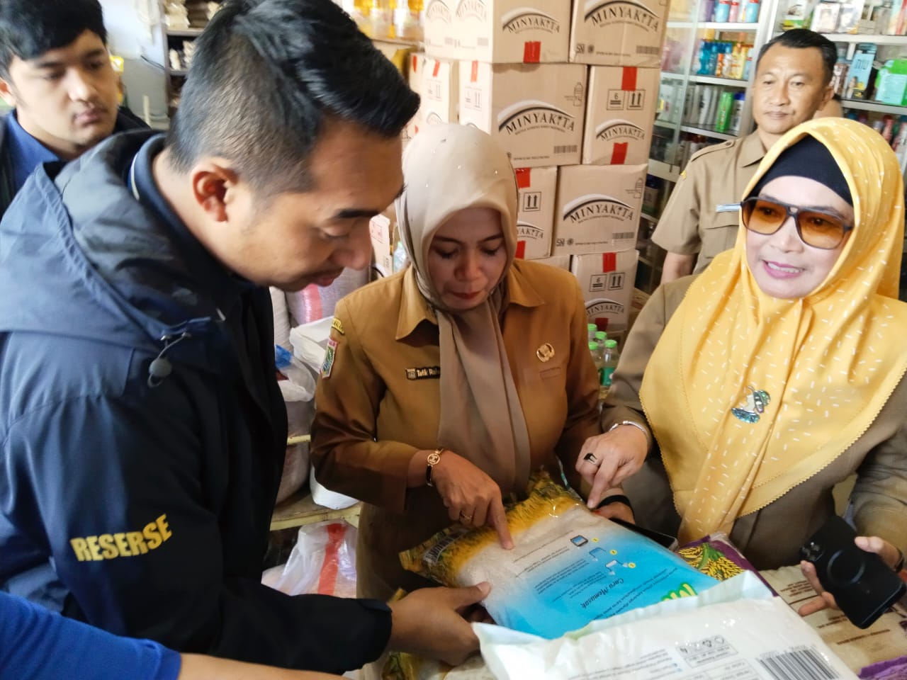 Sidak Pasar, Satgas Pangan Polres Malang dan DKP Temukan Beras Kemasan Diduga Oplosan