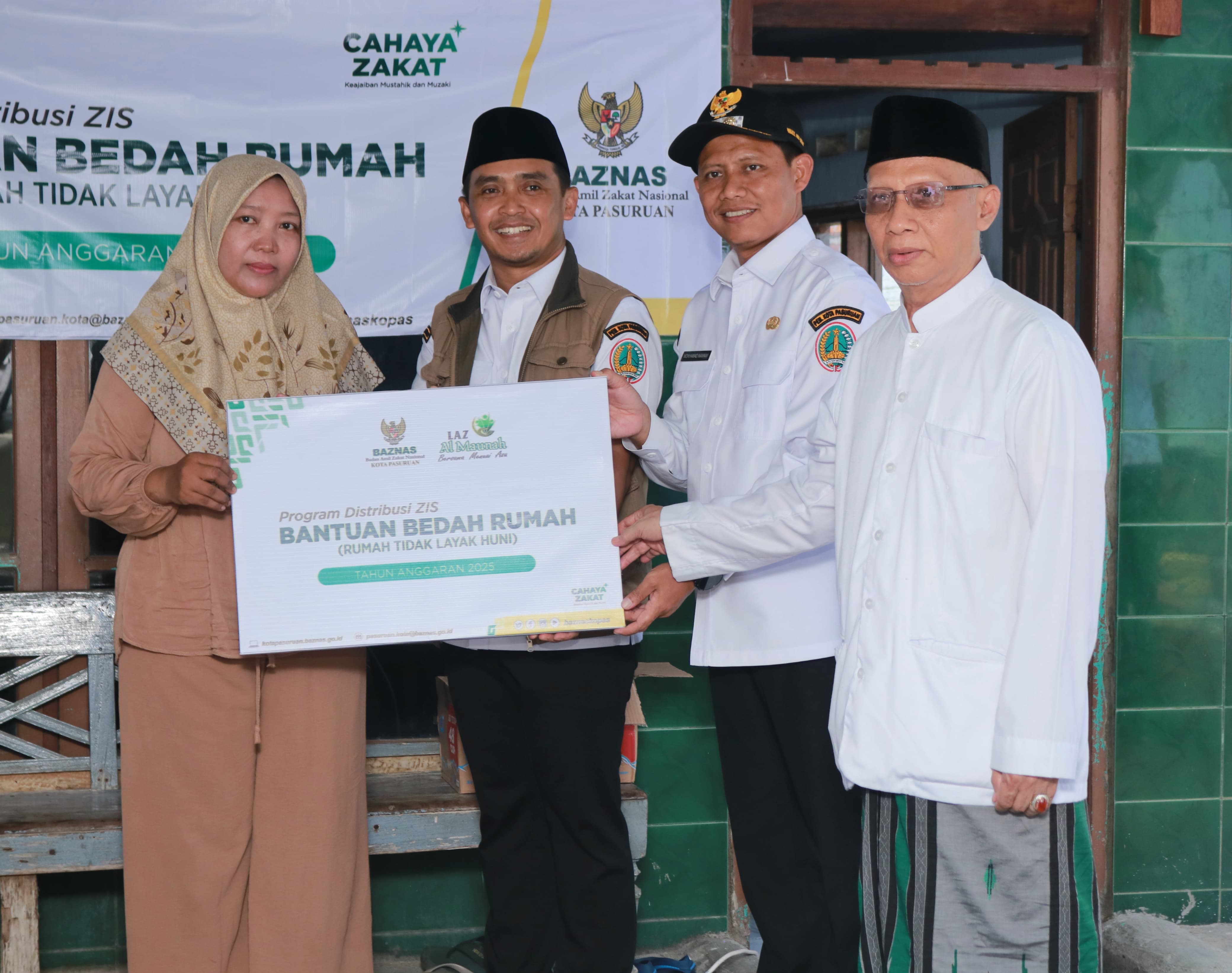 Wali Kota Mas Adi Serahkan Bantuan Bedah Rumah, Tiga Rumah Penerima Manfaat