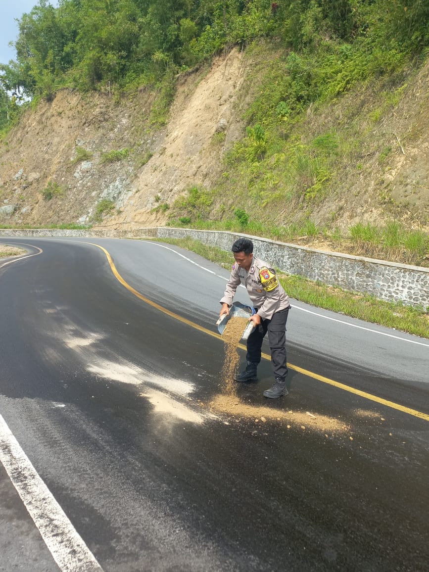 Polsek Candipuro Uruk Tumpahan BBM di Jalur Piket Nol Lumajang, Cegah Kecelakaan Lalu Lintas