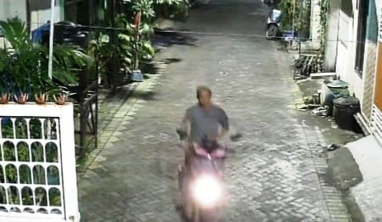 CCTV Rekam Bandit Gasak Honda Beat Warga Dukuh Setro Surabaya