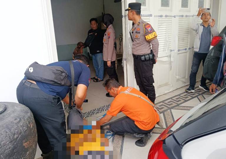 Pria Paruh Baya Ditemukan Meninggal di Garasi Rumah Manyar Kertoarjo Surabaya