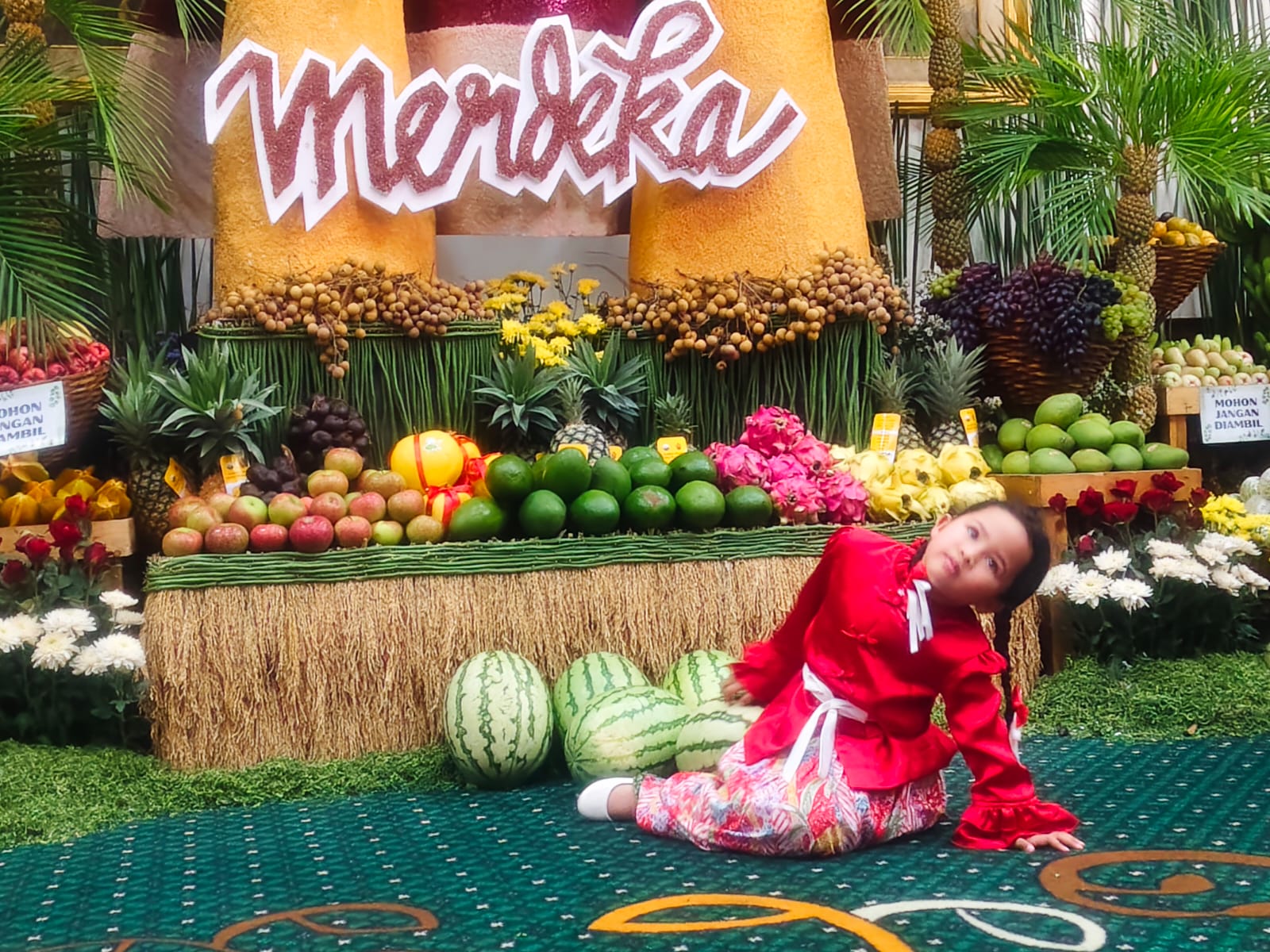 Cucu Khofifah Curi Perhatian di Grahadi, Tampil Percaya Diri dengan Baju Merah Putih