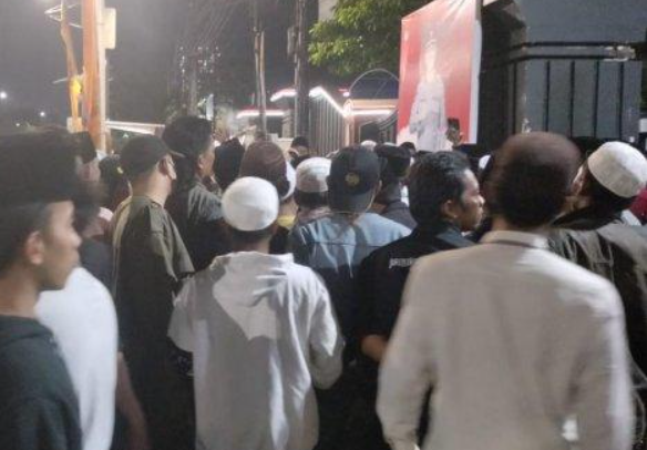 Massa Datangi Polda Jatim, Kawal Kasus Penghinaan terhadap Ulama dan Palestina