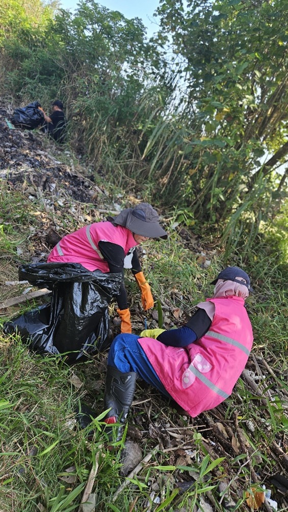 Srikandi PLN UIP JBTB Turut Sukseskan Program Bersih-Bersih Sungai Muara Baros