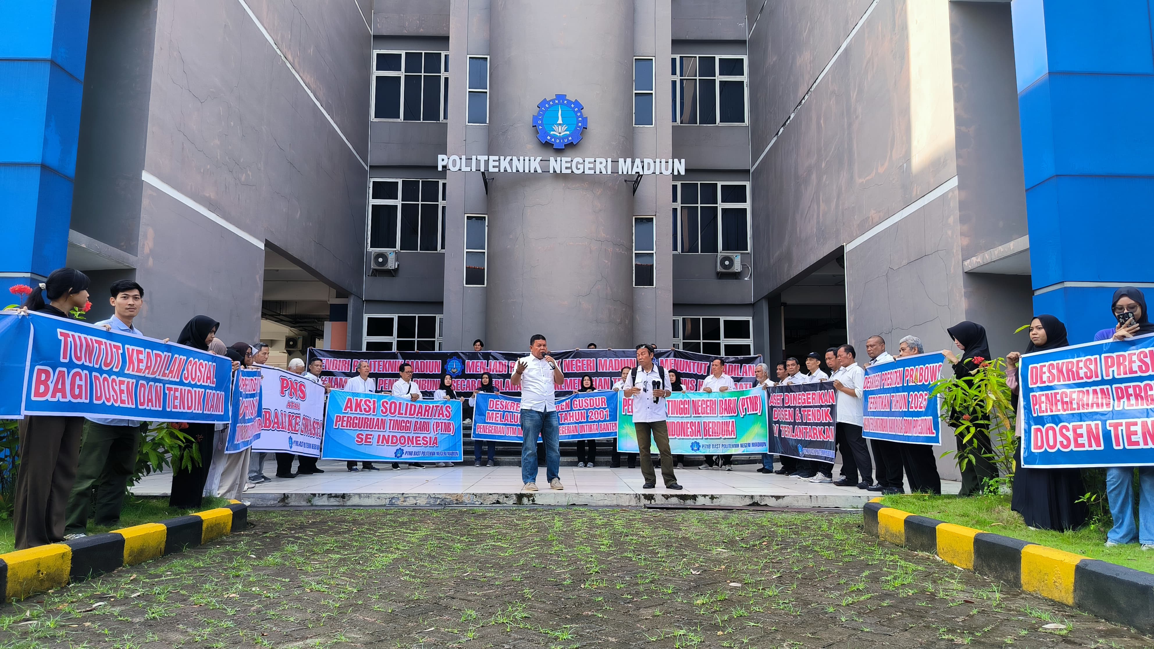 Puluhan Dosen Politeknik Negeri Madiun Demo Tuntut Jadi PNS