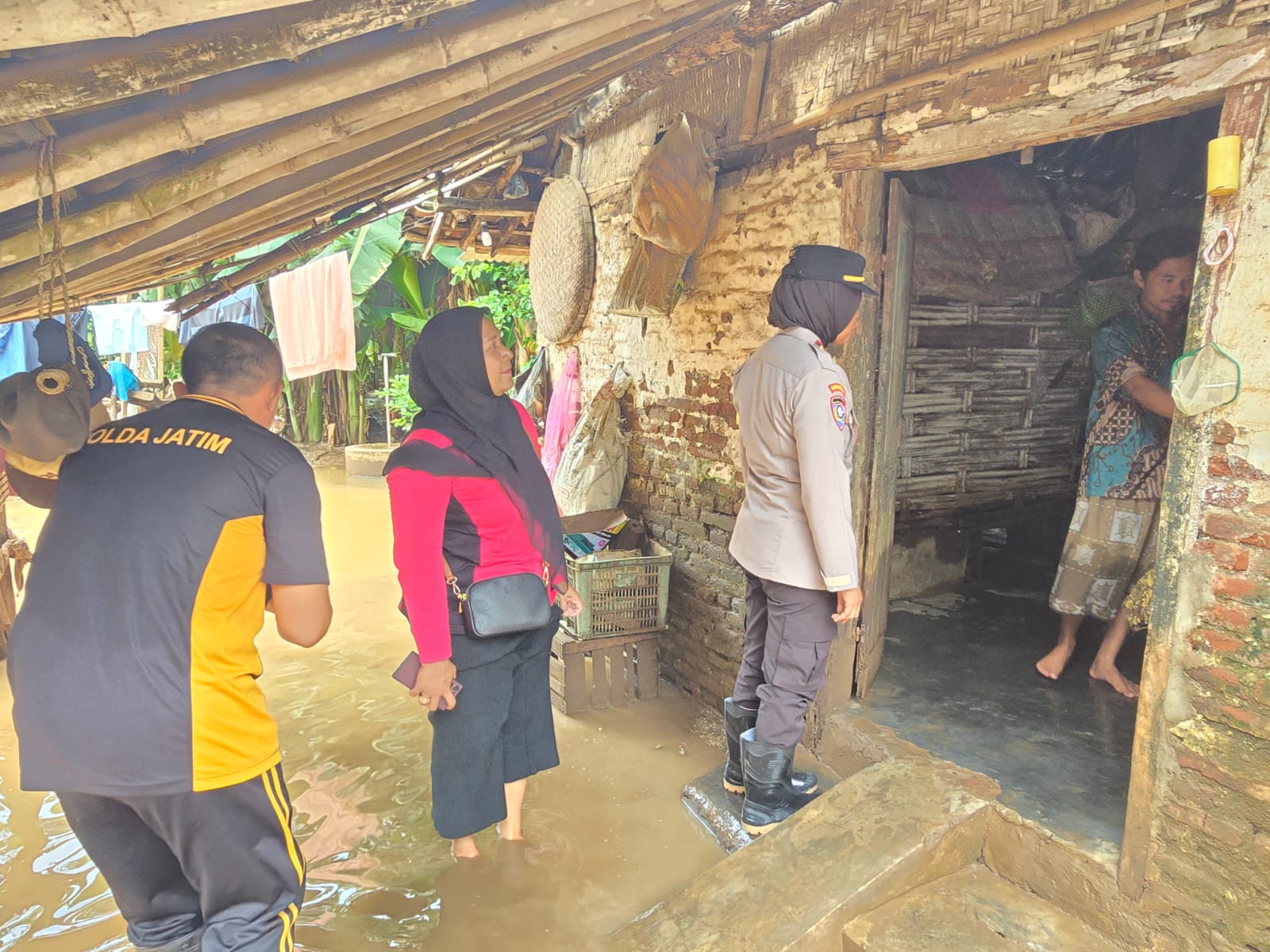 Polisi Salurkan Bantuan Korban Banjir di Winongan 