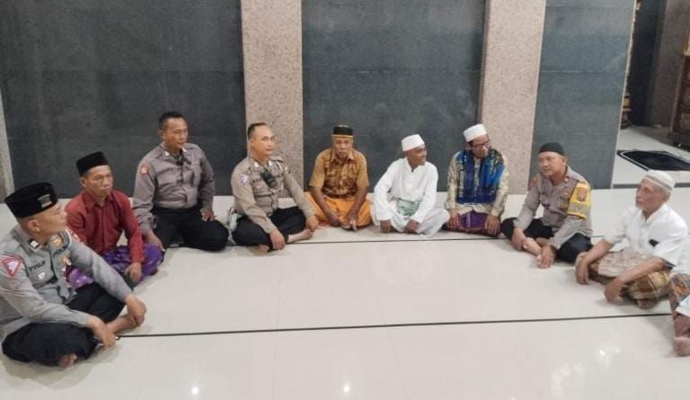 Jelang Pilkada Serentak, Polsek Karangpilang Gelar Safari Subuh