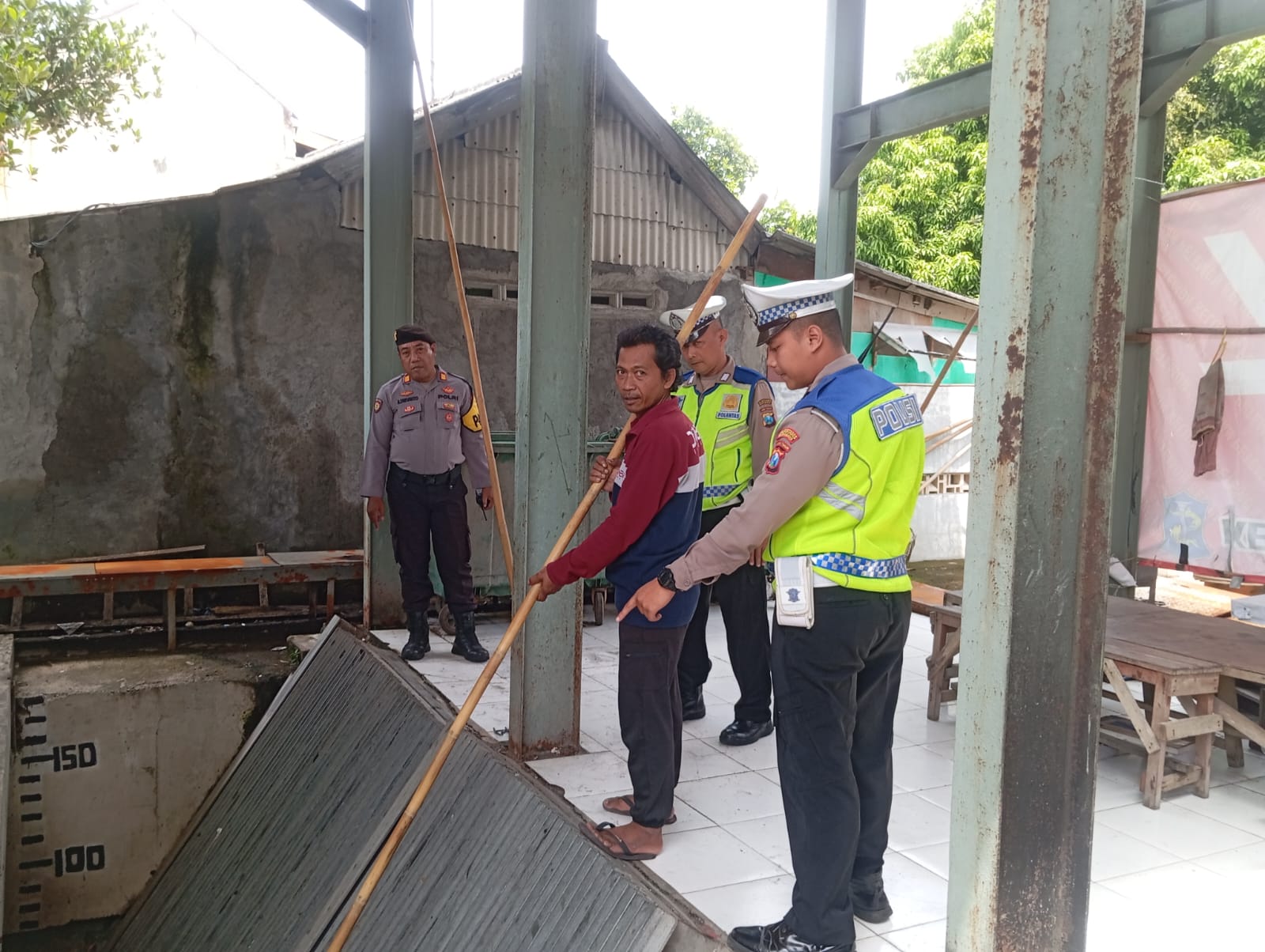 Antisipasi Banjir, Polsek Sawahan Rutin Cek Kesiapan Rumah Pompa di Jalan Bukit Barisan