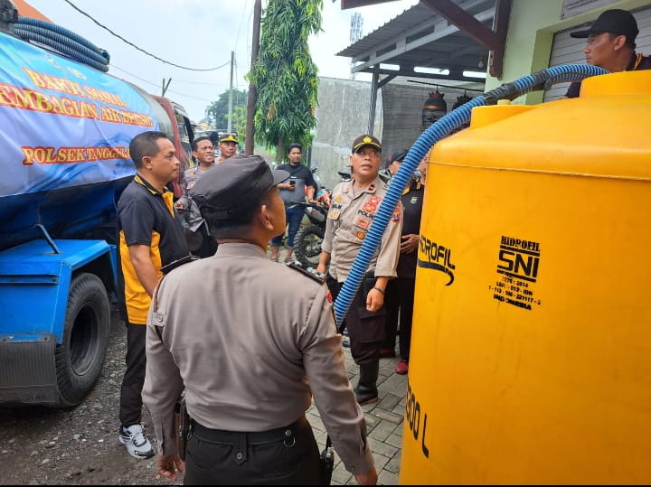  Polisi Sidoarjo Salurkan Air Bersih